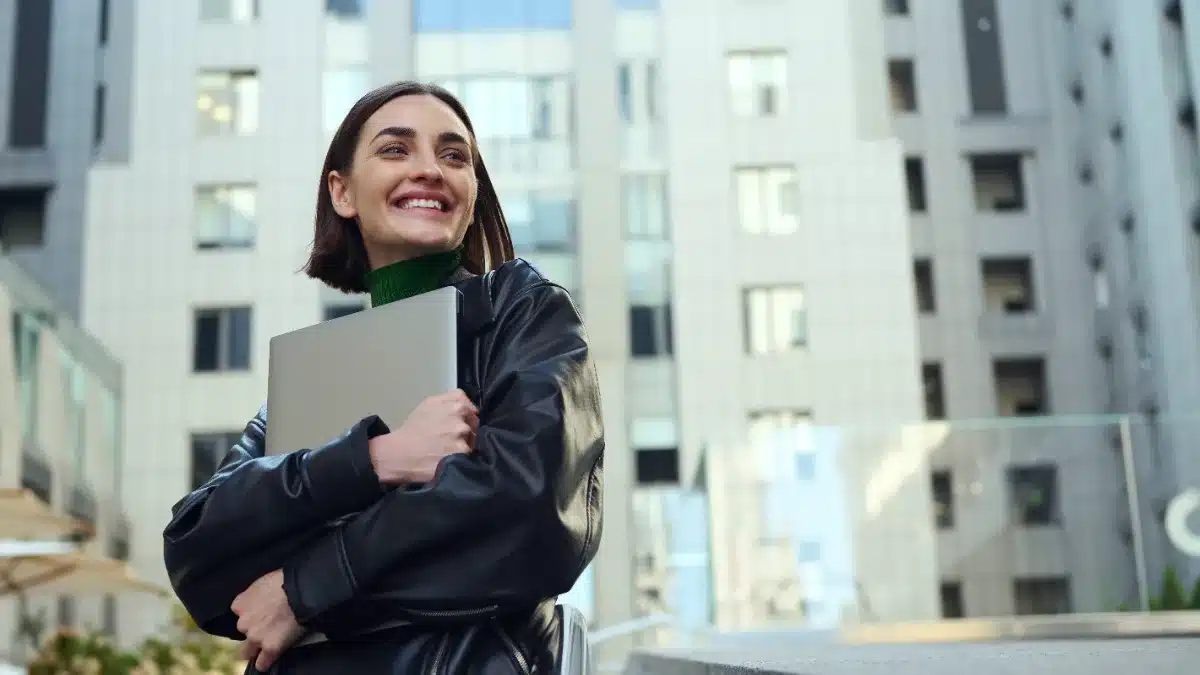 Tânără freelancer cu laptop — disciplină financiară și antreprenoriat
