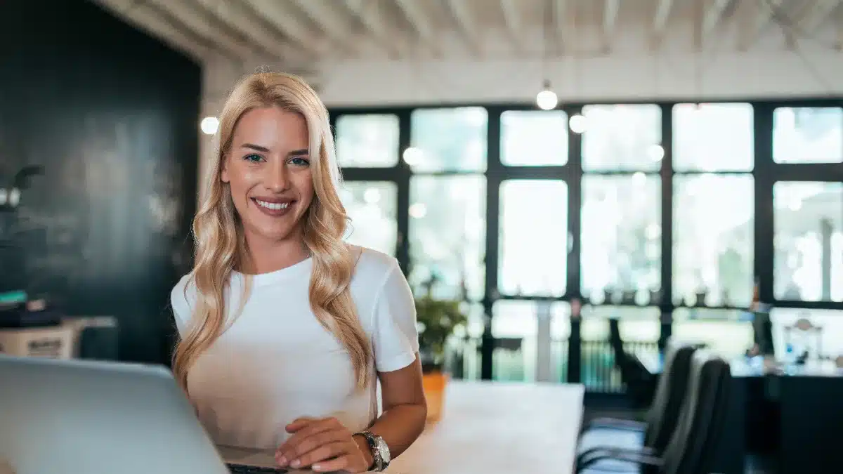 Tânără antreprenoare zâmbind — branding personal și marketing