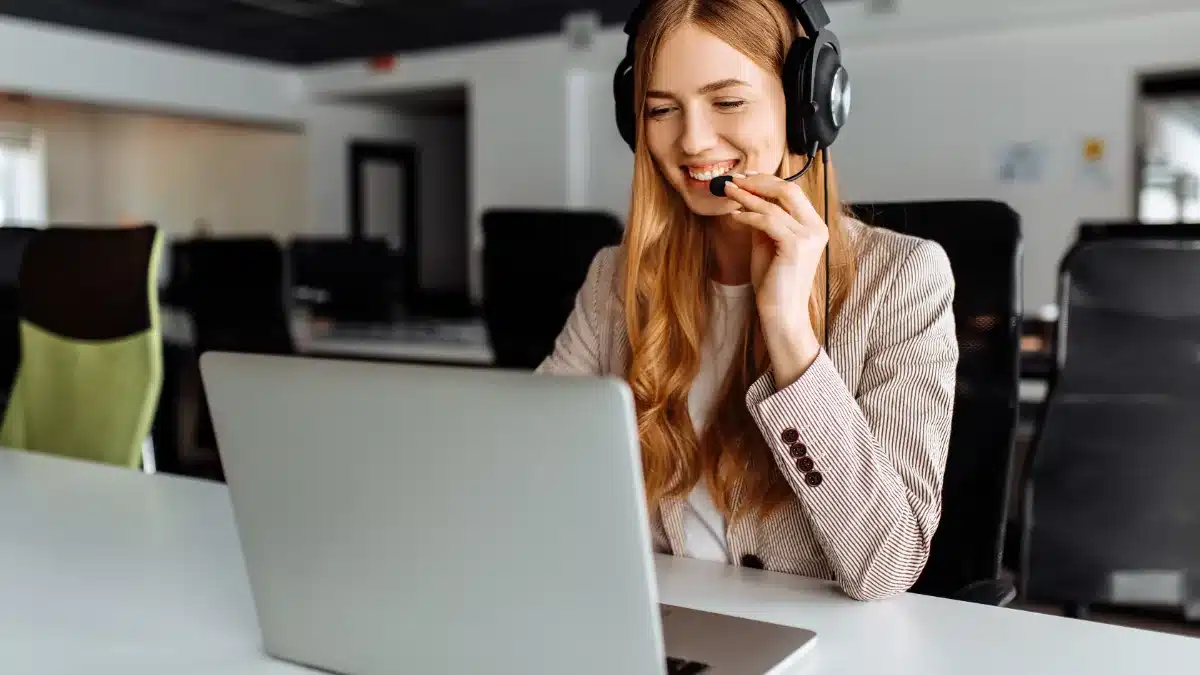 You are currently viewing O zi ca chat operator într-un studio de videochat: program, bani și ce înveți