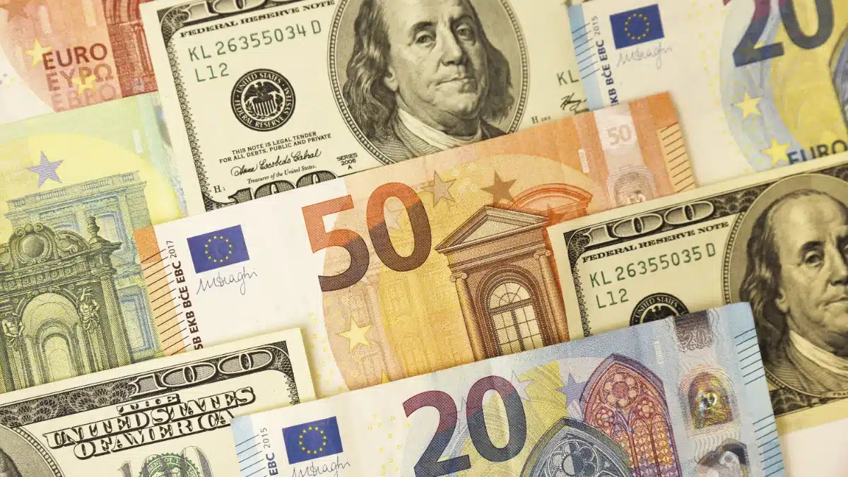 Bancnote euro și dolari, ilustrând conversia valutară a încasărilor din videochat