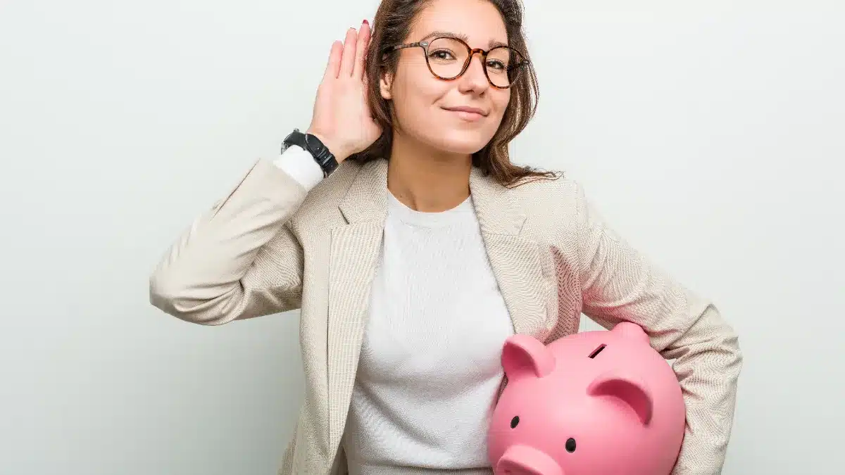 Tânără europeană ține o pușculiță, simbol al economiilor și al pensiei private construite din veniturile din videochat