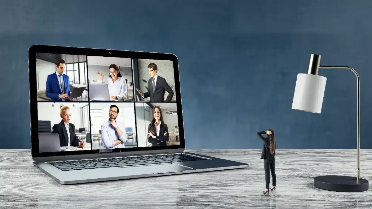 Tânără care lucrează la laptop, ilustrând AI și viitorul videochatului în 2026