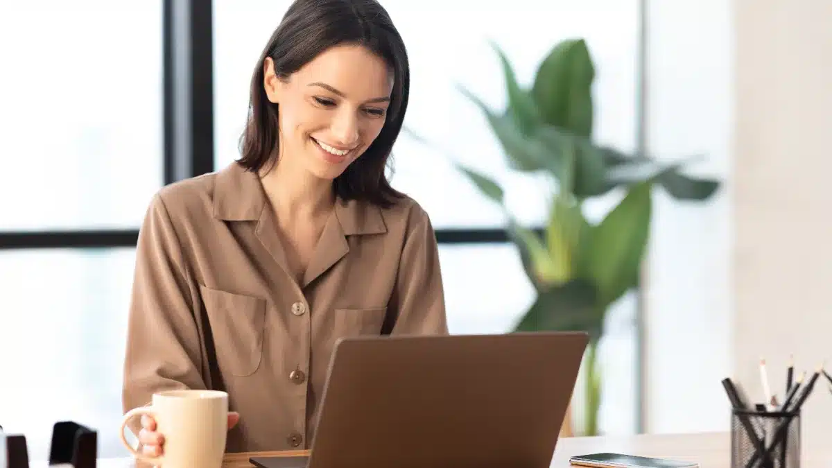 Tânără în pauză cu o cană de cafea în timpul turei de videochat