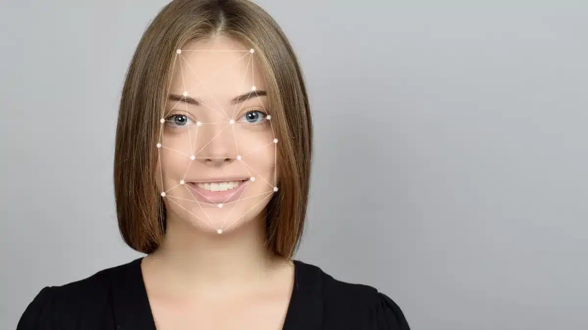 Femeie și sistem de recunoaștere facială, protecția identității modelelor de videochat