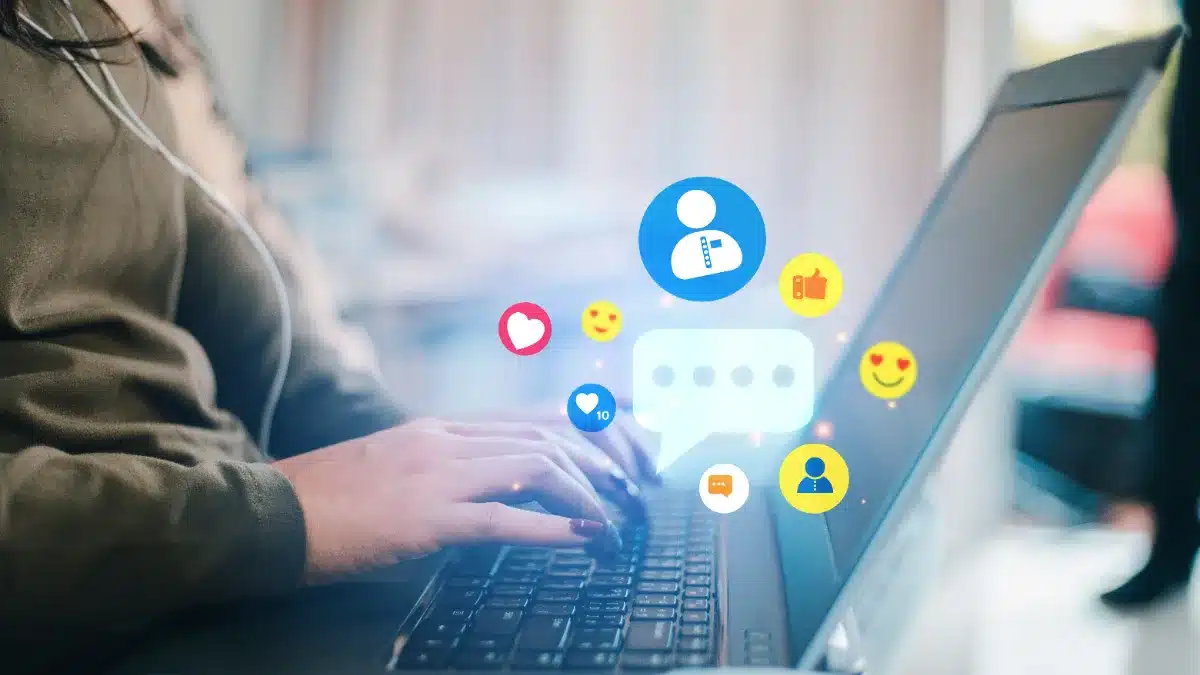 Tânără folosește un laptop pentru a gestiona conturi de social media