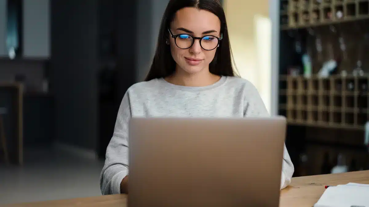 You are currently viewing Anxietate socială și videochat: cum gestionezi timiditatea în fața camerei