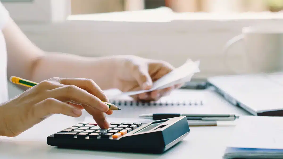 Calculator și facturi folosite pentru calculul contribuțiilor la veniturile din videochat