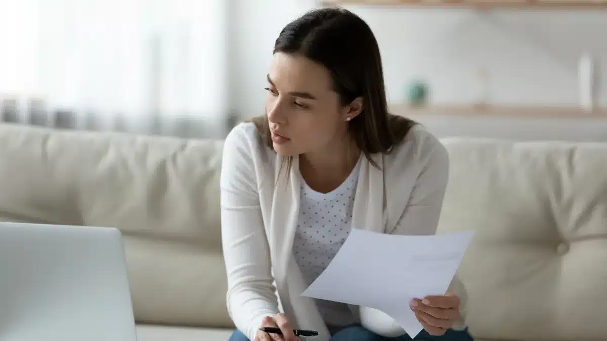 Tânără care își gestionează bugetul și economiile din veniturile obținute în primul an de videochat