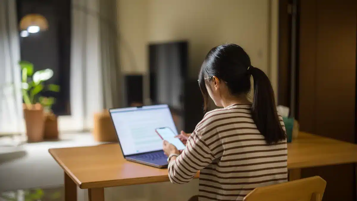 Tânără care lucrează seara de acasă, pe laptop — program de videochat part-time