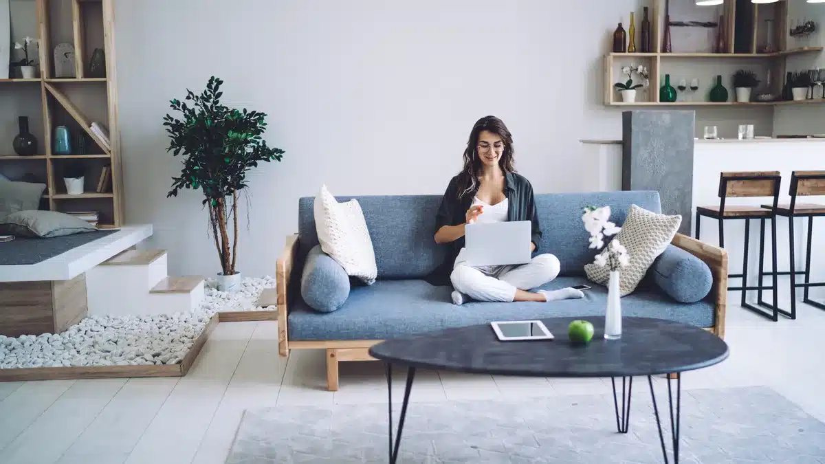 Tânără care aplică online de acasă pentru un job de videochat în Cluj