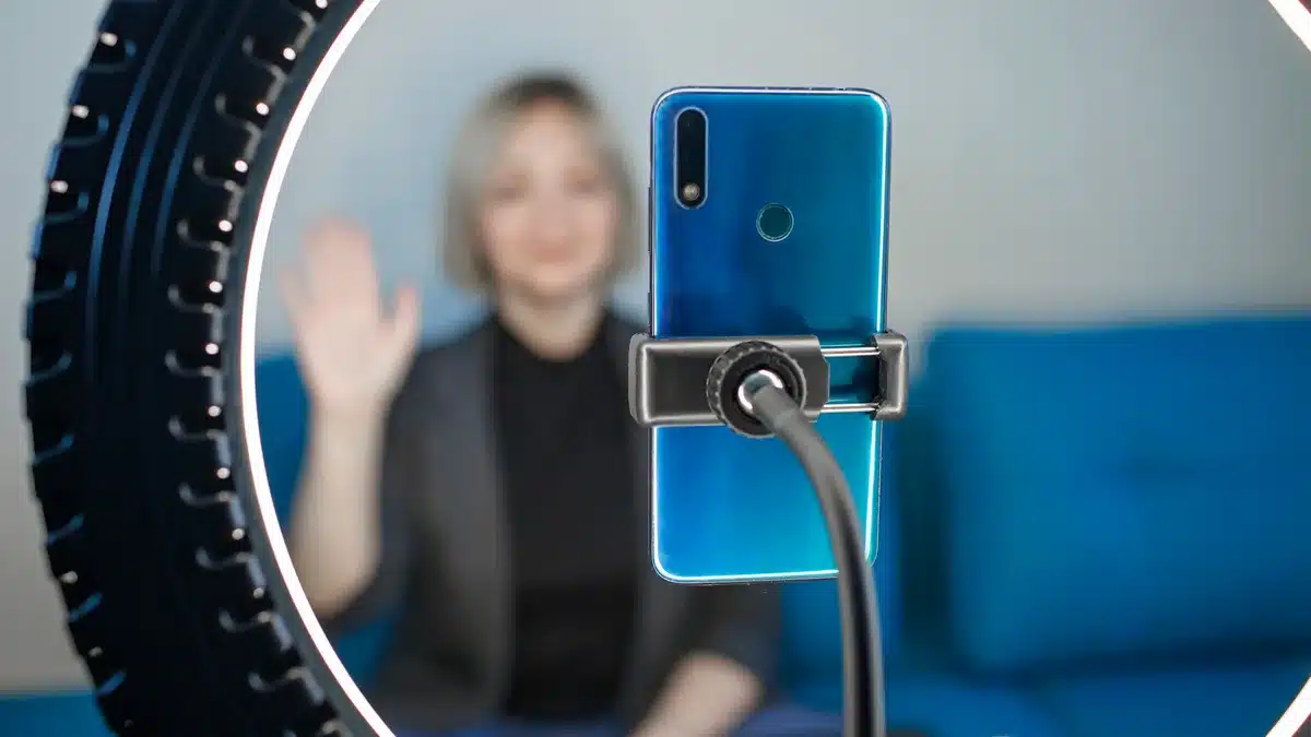 Setup simplu de videochat cu ring light și telefon — echipamentul îl primești în studio