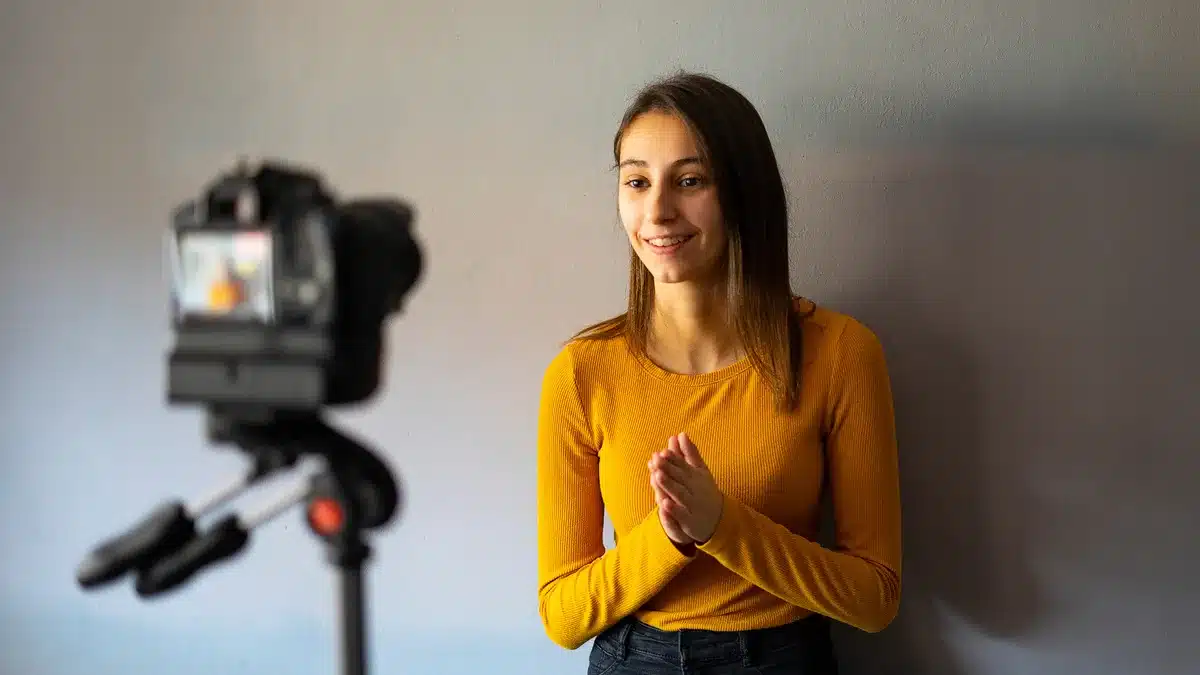 Tânără model vorbind în fața camerei, într-un studio de videochat